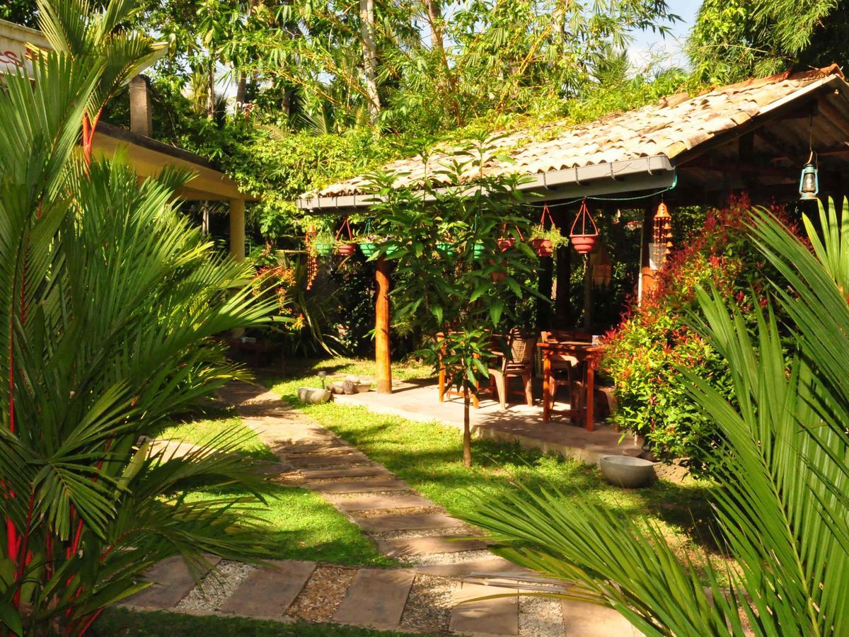 Poppies Mirissa Hotel Exterior photo